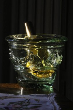 Limonlu ve siyah arkaplanlı bir martini kokteyli.