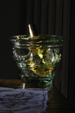 Siyah arka planda limonlu bir bardak viski.