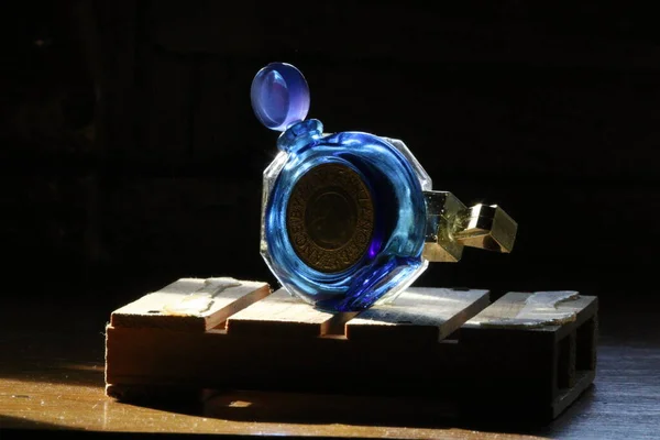 Garrafa Perfume Sobre Fundo Preto Foto Com Caminho Recorte — Fotografia de Stock