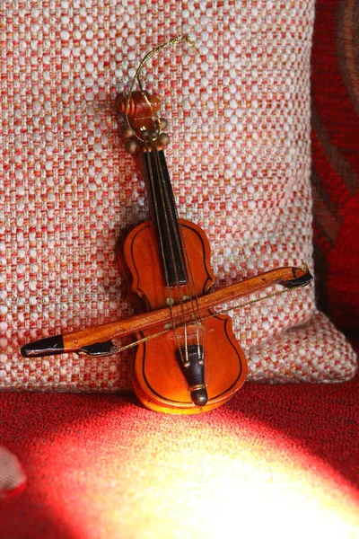 コピースペースのある赤い背景のヴァイオリンと音楽ベース — ストック写真