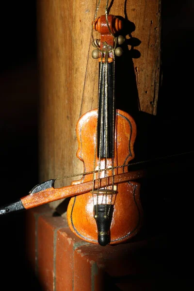黑色背景上的木制低音小提琴 摄影棚拍摄 — 图库照片