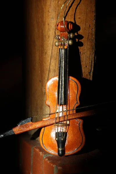 Régi Hegedű Egy Fából Készült Szobában — Stock Fotó