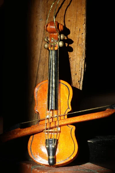 Geige Einem Hölzernen Raum Auf Schwarzem Hintergrund — Stockfoto