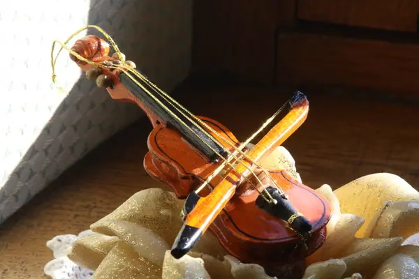木制房屋中的小提琴和乐器 — 图库照片