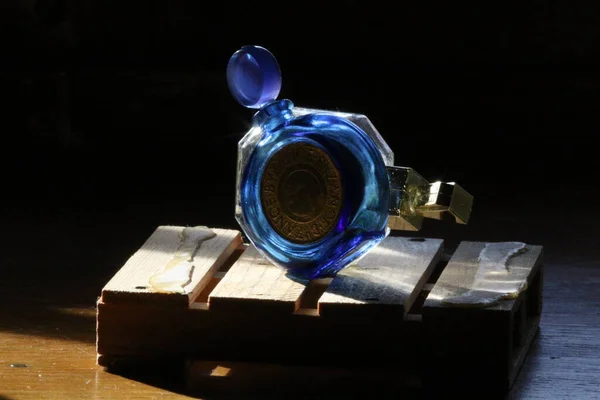 Uma Garrafa Perfume Sobre Fundo Preto — Fotografia de Stock