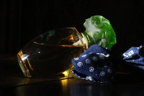 Butelka Perfum Czarnym Tle — Zdjęcie stockowe
