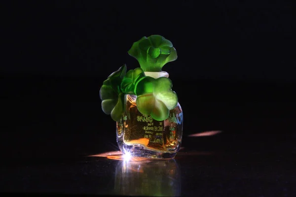 Üveg Vörös Virággal Fény Háttér — Stock Fotó