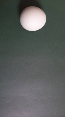 Geleneksel Asya teklisi ya da izole edilmiş koyu arkaplanda tuzlu ördek yumurtası.