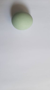 Geleneksel Asya bekar ya da bir tuzlu ya da tuzlu ördek yumurtası izole beyaz arka planda