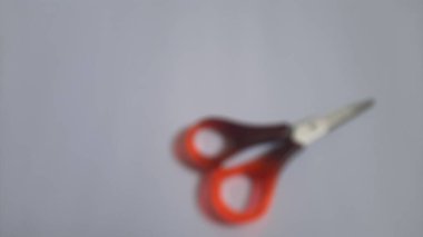 Bulanık ya da odaklanmamış ya da tek ya da bir kırmızı turuncu kahverengi makas izole edilmiş beyaz arka planda.