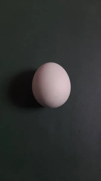 Παραδοσιακό Ασιατικό Ενιαίο Ένα Αλατισμένο Αλμυρό Αυγό Πάπιας Απομονωμένο Σκούρο — Φωτογραφία Αρχείου