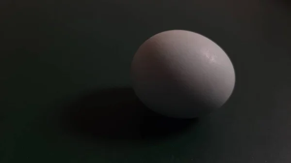 Geleneksel Asya Teklisi Izole Edilmiş Koyu Arkaplanda Tuzlu Ördek Yumurtası — Stok fotoğraf