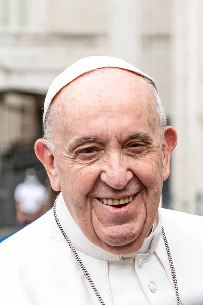 Papież Franciszek Uśmiechnięty Przed Kamerą — Zdjęcie stockowe