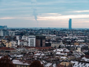 İtalya, Torino 'da kışın ufuk çizgisi. Arkadaki dağ ve Köstebek Antonelliana, Piazza Castello, Porta Susa İstasyonu, Turin mahkemesi ve şehir merkezi. Kışın mavi gökyüzü olan şehir.