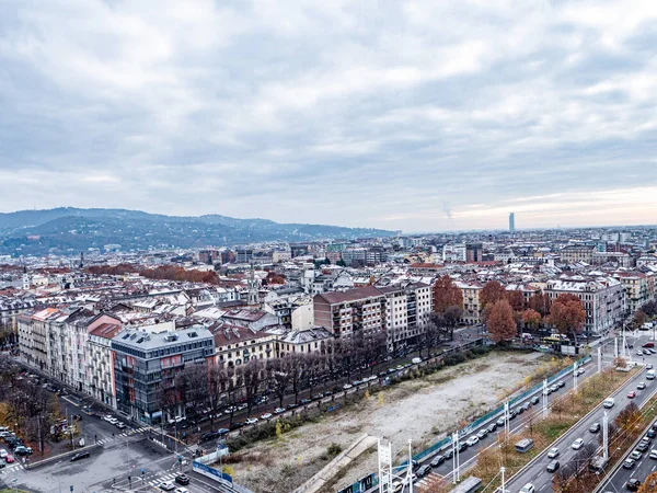 İtalya, Torino 'da kışın ufuk çizgisi. Arkadaki dağ ve Köstebek Antonelliana, Piazza Castello, Porta Susa İstasyonu, Turin mahkemesi ve şehir merkezi. Kışın mavi gökyüzü olan şehir.