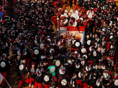 2023 Ivrea famous carnival details, oranges battles and people. 