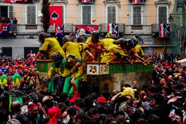 2023 Ivrea famous carnival details, oranges battles and people. 