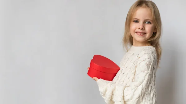 Bonito Menina Criança Feliz Com Cabelo Loiro Suéter Segurando Coração — Fotografia de Stock