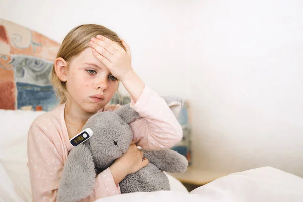 Mättemperatur För Barn Med Digital Termometer Sorglig Liten Flicka Sjuk — Stockfoto