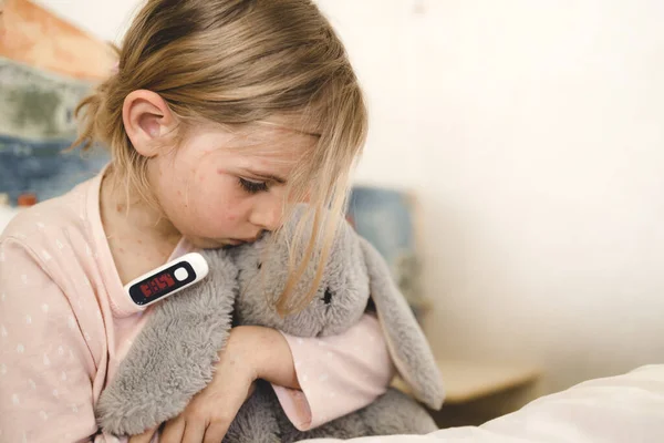 Liten Flicka Mäter Temperatur Med Digital Termometer Barnsjuk Och Har — Stockfoto