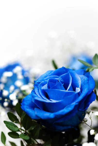 Zbliżenie Niebieskiej Róży Bukiecie Miękkie Ognisko Zdjęcie Pionowe Przestrzeń Kopiowania — Zdjęcie stockowe