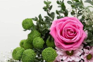 Bir buket pembe gül, kasımpatı, çiçekçi papatya ve yakın plan, çingene çiçeği. Davetiye veya kartpostal konsepti, kopyalama alanı