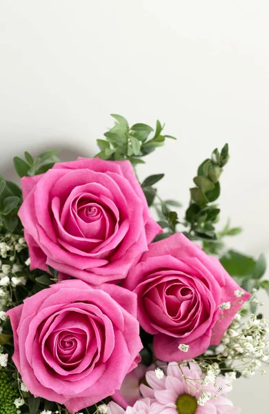 Δροσερά Ροζ Τριαντάφυλλα Χρυσάνθεμα Γυψόφυλλες Μπουκέτο Ουδέτερο Φόντο Κάθετη Φωτογραφία — Φωτογραφία Αρχείου