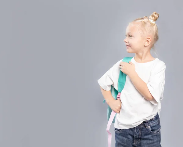 Δημοτικό Σχολείο Κορίτσι Ξανθά Μαλλιά Και Βρώμικο Buns Κρατώντας Σακίδιο — Φωτογραφία Αρχείου
