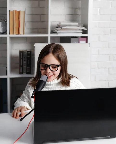 Menina Óculos Sentada Mesa Branca Criança Blogueiro Sorrindo Falando Microfone — Fotografia de Stock