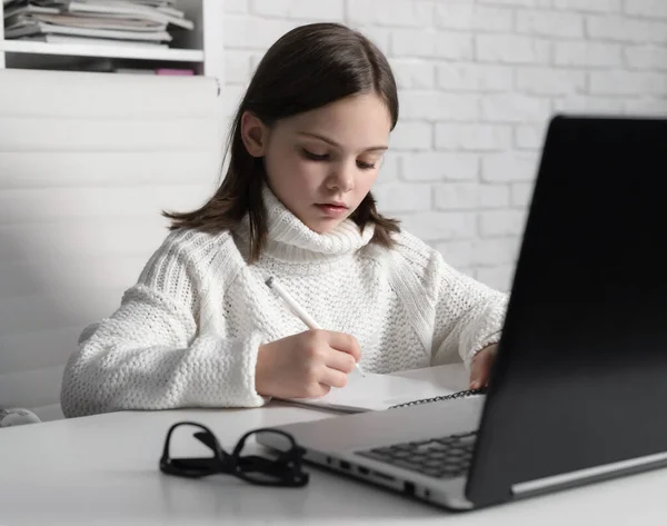 Criança Sentada Mesa Escrevendo Notebook Perto Laptop Menina Séria Concentrada — Fotografia de Stock