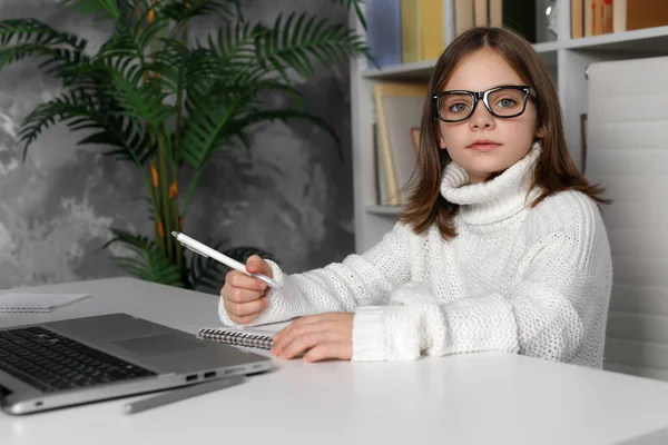 Criança Óculos Sentada Perto Laptop Mesa Branca Olhando Para Câmera — Fotografia de Stock