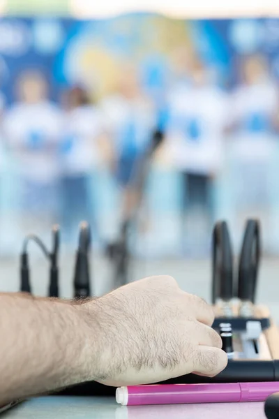 DJ 'ler konsolda konser veriyor, çocuklar mezun oluyor, okul yılı sonu, dikey, ön plana odaklanıyor, bulanık efekt...