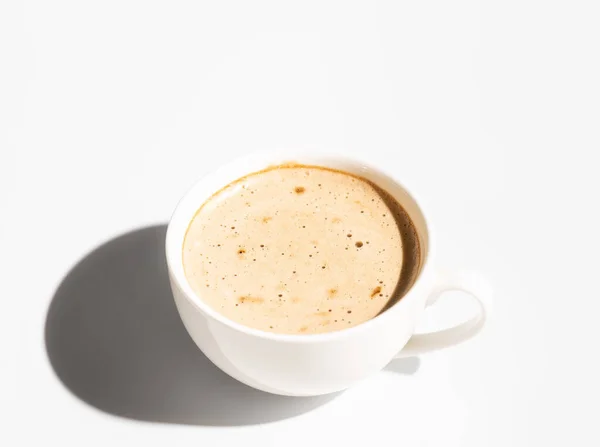 Tampilan Samping Piala Putih Cappuccino Dengan Busa Krim Pada Latar — Stok Foto