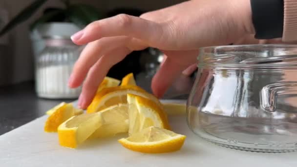 Tangan Wanita Menaruh Irisan Lemon Dalam Botol Kaca Orang Yang — Stok Video