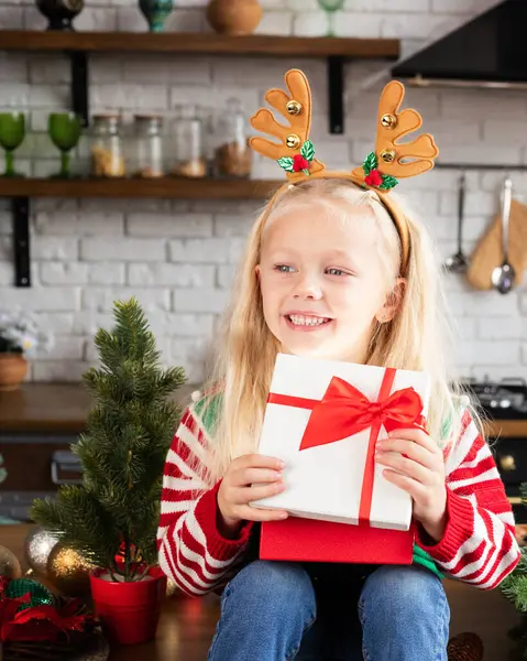 Joyeux Enfant Tenant Cadeau Noël Dans Cuisine Décorée Festive Enfant — Photo