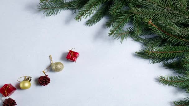 停止圣诞装饰品在灰色背景下移动到云杉树枝上的运动 循环动画 — 图库视频影像