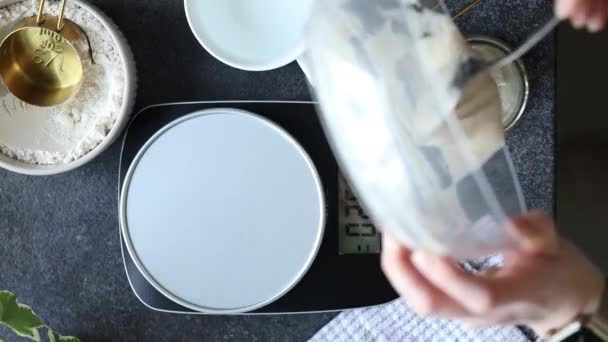 俯瞰女人喂食后将酸面团倒入罐子的情景 在家烤面包 健康饮食的概念 — 图库视频影像