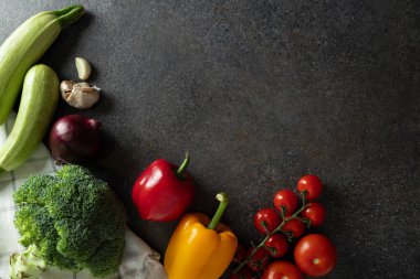 Domates, dolmalık biber, brokoli, sarımsak, mutfak tezgahında kırmızı soğan, fotokopi odası. Mutfak yemek kitabı, menü veya tarif şablonu kavramı