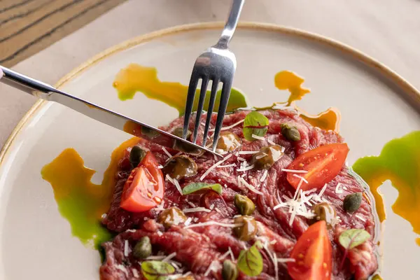 Restoranda taze domates, sebze ve et tabağı. Dışarıda yemek yemek.