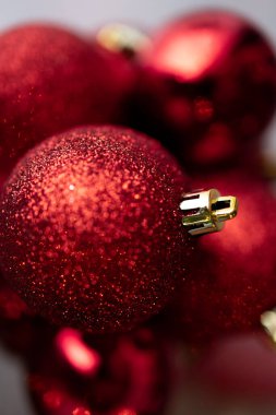 Bir yığın kırmızı parıltı Noel süsleri, xmas arkaplanı, kopyalama alanı