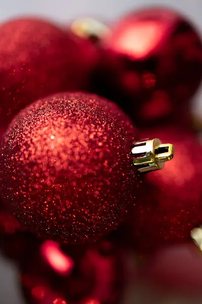 Bir yığın kırmızı parıltı Noel süsleri, xmas arkaplanı, kopyalama alanı