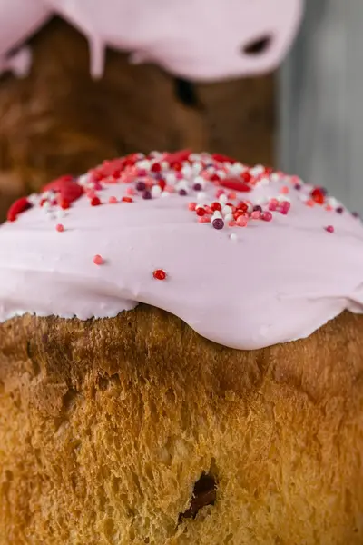 Yumuşak dokusu ve pastel jöleli şenlikli tatlı kulich manzarası