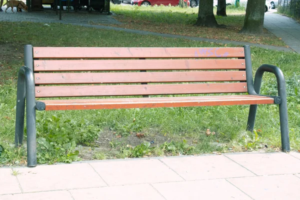 市立公園の木製ベンチ — ストック写真