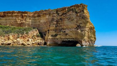 Muhteşem sahil manzaralı keyifli bir yürüyüş. Praia do Molhe (Ferragudo) ve Praia do Paraso (Carvoeiro) arasındaki kıyı şeridini takip eder.).