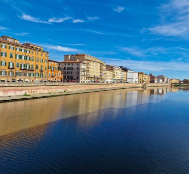 Tarihsel merkezin merkezi olan Ponte di Mezzo, güneydeki (San Martino ve Sant Antonio) bölgeleri ile kuzeydeki (San Francesco ve Santa Maria) şehirleri arasında bağlantı kurar.).