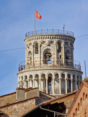 Eğik Pisa Kulesi, dünyanın en ünlü binalarından biri. Kulenin çatısı, yakın görüş..