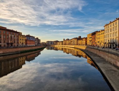 Tarihsel merkezin merkezi olan Ponte di Mezzo, güneydeki (San Martino ve Sant Antonio) bölgeleri ile kuzeydeki (San Francesco ve Santa Maria) şehirleri arasında bağlantı kurar.).