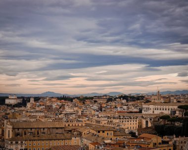 İtalya, Roma 'daki tarihi evlerin güzel panoramik manzarası. Arka planda, şehir gün batımında dağlara doğru kaybolur..