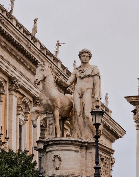 Posąg Umieszczony Szczycie Schodów Prowadzących Słynnego Piazza Del Campidoglio Przedstawia — Zdjęcie stockowe