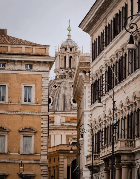 Bliski Widok Kościół Santa Maria Loreto Rzym Przez Wąską Włoską — Zdjęcie stockowe